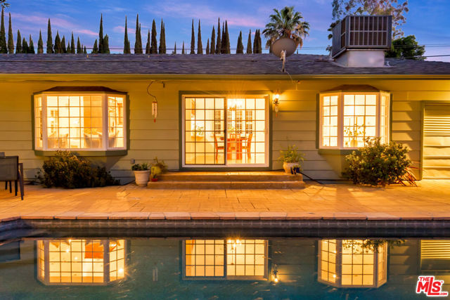 6001 Oakdale Avenue, Woodland Hills CA: https://media.crmls.org/mediaz/d350c5d1-f512-4e4d-9116-a29dbafb732c.jpg