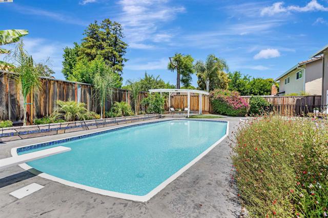 2531 Willowren Way, Pleasanton CA: https://media.crmls.org/mediaz/d3523391-ad99-4a67-b022-088f1ee86d8e.jpg