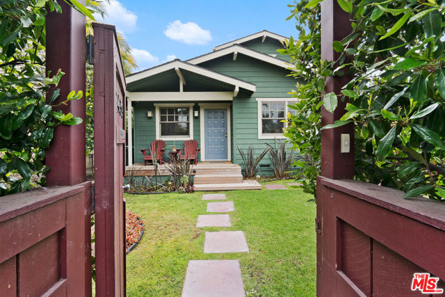 2439 Glyndon Avenue, Venice CA: https://media.crmls.org/mediaz/d3532842-92ad-478d-99b4-c881ef6e85c9.jpg