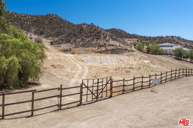 30700 Romero Canyon Road, Castaic CA: https://media.crmls.org/mediaz/d3533726-9757-4009-9252-6002178d077b.jpg