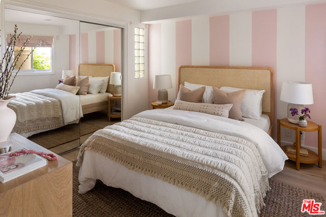 911 7th Street, Santa Monica CA: https://media.crmls.org/mediaz/d35426be-dbf4-446f-b7a1-086713c9d450.jpg