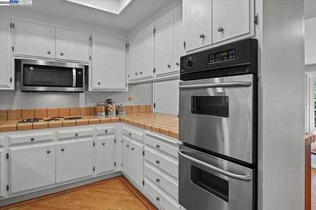 11110 Monan St, Oakland CA: https://media.crmls.org/mediaz/d3547223-89f0-48e9-850b-19a37c875092.jpg