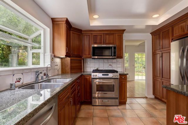 17181 Avenida De La Herradura, Pacific Palisades CA: https://media.crmls.org/mediaz/d3551ef4-f277-4615-8df8-cc8300ac759d.jpg