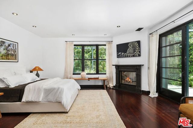 26799 Pacific Coast Highway, Malibu CA: https://media.crmls.org/mediaz/d3556bd7-9e03-4783-b19a-47a2c6b03362.jpg