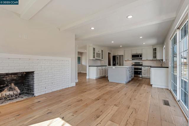 5891 Caulfield Dr, Clayton CA: https://media.crmls.org/mediaz/d35582ac-729b-430d-824a-e616caa99c2d.jpg