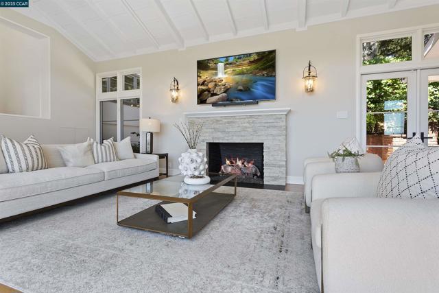 24 La Campana Rd, Orinda CA: https://media.crmls.org/mediaz/d355b2c1-109f-4c08-9539-bd47c0f62381.jpg