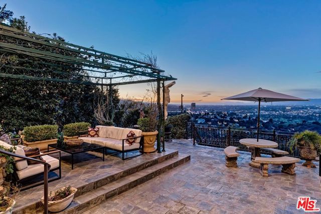 3595 Wonder View Drive, Los Angeles CA: https://media.crmls.org/mediaz/d355e0dc-c411-4950-8887-7a189f24d602.jpg
