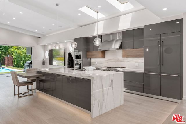 12763 Kling Street, Studio City CA: https://media.crmls.org/mediaz/d356300b-58c0-47e0-bd00-ce590e9f402d.jpg