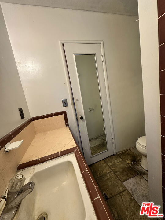 https://media.crmls.org/mediaz/d356323f-1b4b-4ddc-8fb1-c656422ecb7d.jpg?preset=X-Large
