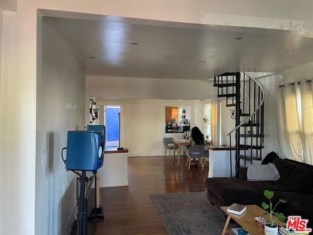 547 Brooks Avenue, Venice CA: https://media.crmls.org/mediaz/d3563da2-e972-40fe-8282-a1e9882b8102.jpg