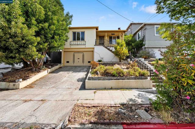 10536 Sheldon St, Oakland CA: https://media.crmls.org/mediaz/d356b888-689b-4d0e-8406-c4e12ffdb718.jpg