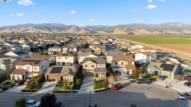 1109 Marsala Cir, Salinas CA: https://media.crmls.org/mediaz/d358634d-9bb2-4cd9-a807-3dd3136625dc.jpg