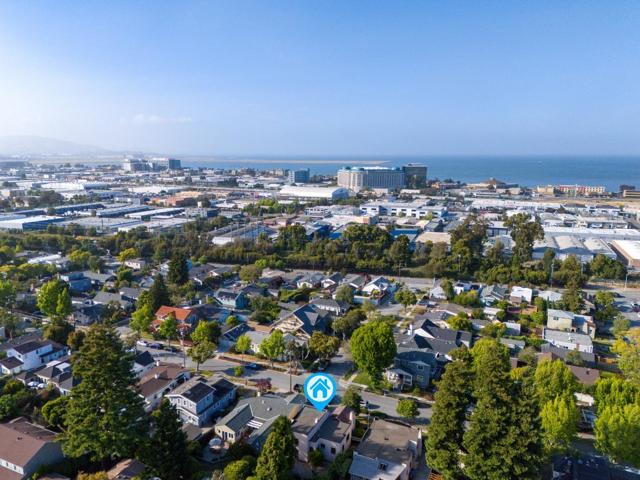 1317 Laguna Avenue, Burlingame CA: https://media.crmls.org/mediaz/d3586ed2-8898-4271-862d-ee2c7c8eea6f.jpg