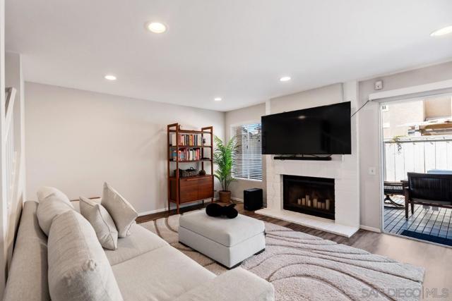 3731 Caminito Carmel Lndg, San Diego CA: https://media.crmls.org/mediaz/d3587c58-3525-46ab-a4a3-894fc7d2daa8.jpg