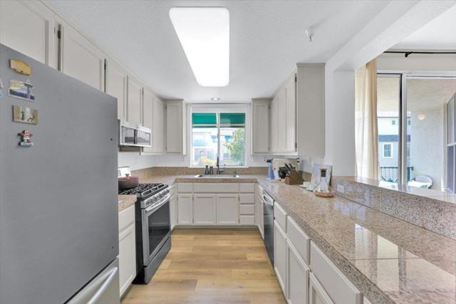 401 Baltic Circle,  CA: https://media.crmls.org/mediaz/d358e201-8af7-4d10-9ced-a73cf70e6127.jpg