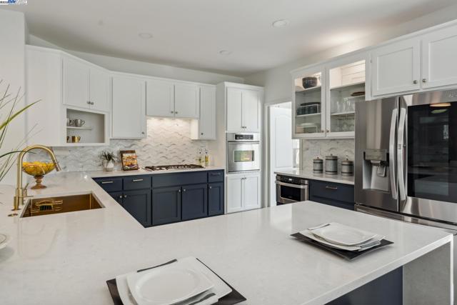 418 Golf Ct, Walnut Creek CA: https://media.crmls.org/mediaz/d358e7fc-9341-4c84-8292-a8f1e73717fe.jpg