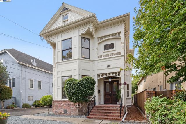 2120 Encinal Ave, Alameda CA: https://media.crmls.org/mediaz/d35972fa-aa6e-4538-b837-87d2527d5ff1.jpg