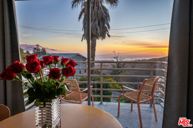 4350 Hillview Drive, Malibu CA: https://media.crmls.org/mediaz/d35a149c-520d-4849-971c-a7df1cef5af4.jpg