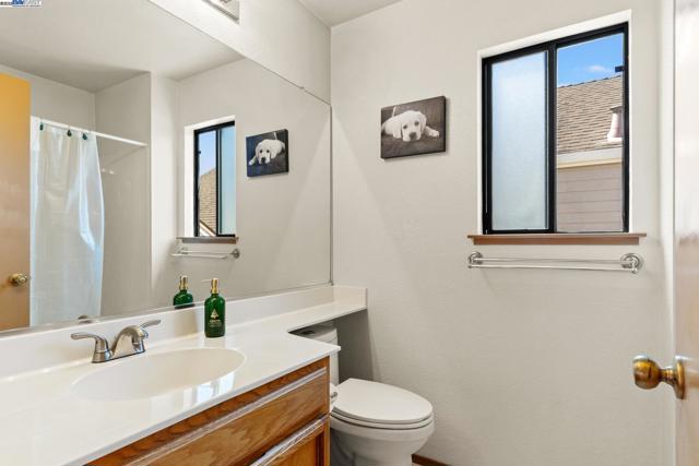 35 Leonard Ct, Alameda CA: https://media.crmls.org/mediaz/d35aa19a-f904-4e41-b1f9-bb79e46407ce.jpg
