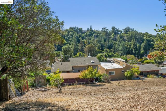 9090 Castlewood St, Oakland CA: https://media.crmls.org/mediaz/d35b68f7-db3d-4d50-afb2-814144c8b986.jpg