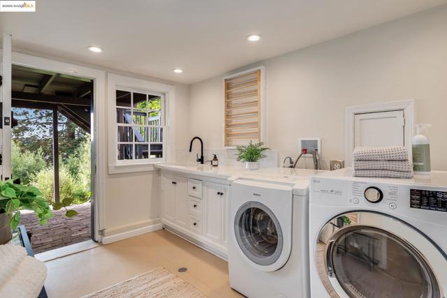 740 Calmar Ave, Oakland CA: https://media.crmls.org/mediaz/d35bea96-65e2-43fa-ad34-c44a0b979ca9.jpg