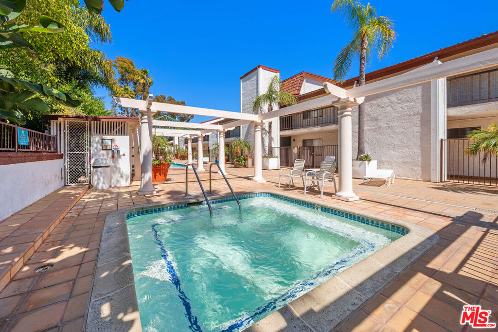 https://media.crmls.org/mediaz/d35c1037-b3dc-4cdc-aa62-d528afc168df.jpg?preset=X-Large