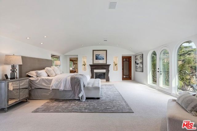 3595 Wonder View Drive, Los Angeles CA: https://media.crmls.org/mediaz/d35d89e6-2370-40cc-969d-60f06b325609.jpg