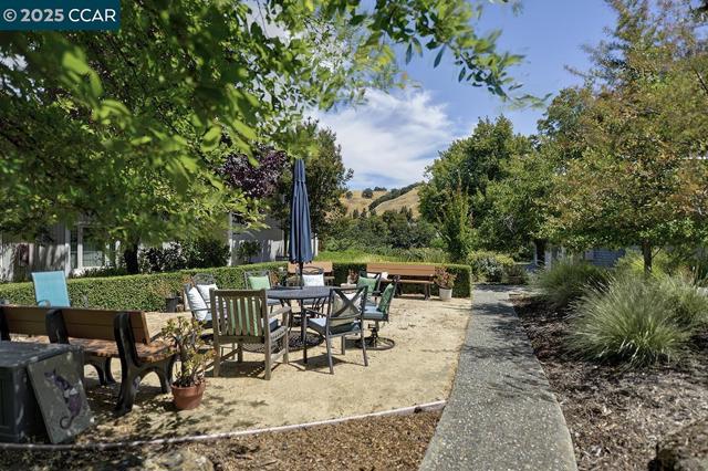 3136 Tice Creek Dr, Walnut Creek CA: https://media.crmls.org/mediaz/d35ec792-1a30-4b61-88da-818da981ef9c.jpg