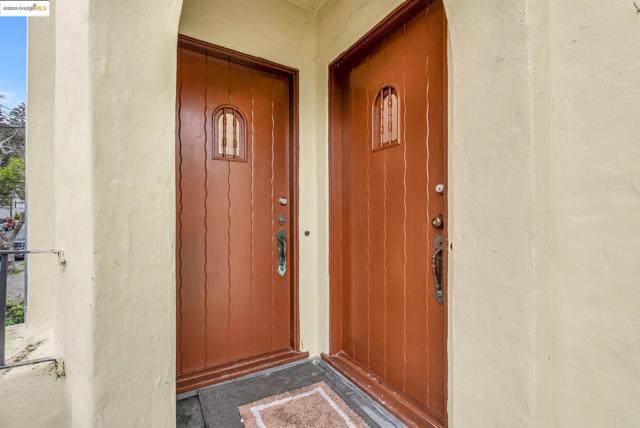 2340 Virginia St, Berkeley CA: https://media.crmls.org/mediaz/d35fc7a7-b34a-4e47-9c34-3c4afe4ceeaf.jpg