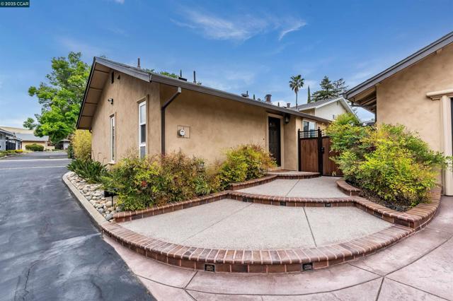 5588 Gonzalez Ct, Concord CA: https://media.crmls.org/mediaz/d3624c8d-8819-471d-bf0e-39933f7859c9.jpg