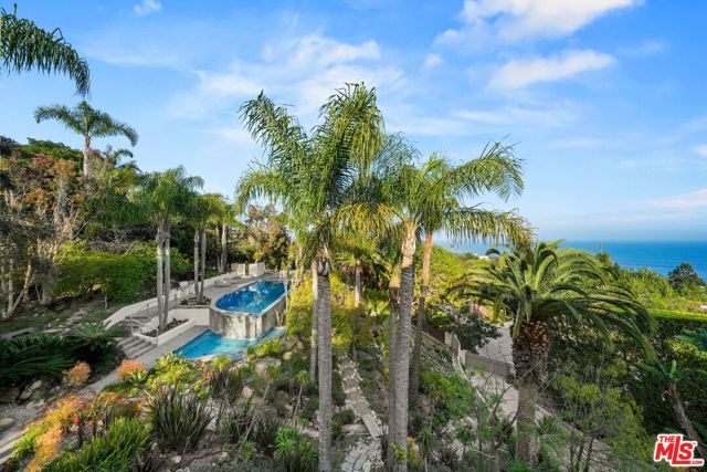 28177 Rey De Copas Lane, Malibu CA: https://media.crmls.org/mediaz/d3652715-6122-4323-9ce3-c6c4d91e396b.jpg