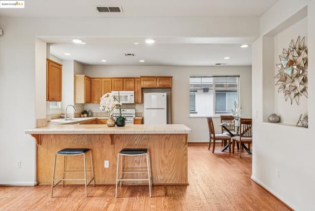 1861 Parkside Dr, Concord CA: https://media.crmls.org/mediaz/d3652931-2917-4ccb-9af8-9f1810dff504.jpg