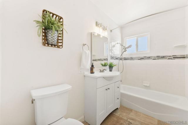 4527 Chinook Court, San Diego CA: https://media.crmls.org/mediaz/d365cc55-5120-4dc9-a30d-3ce9b0f456de.jpg