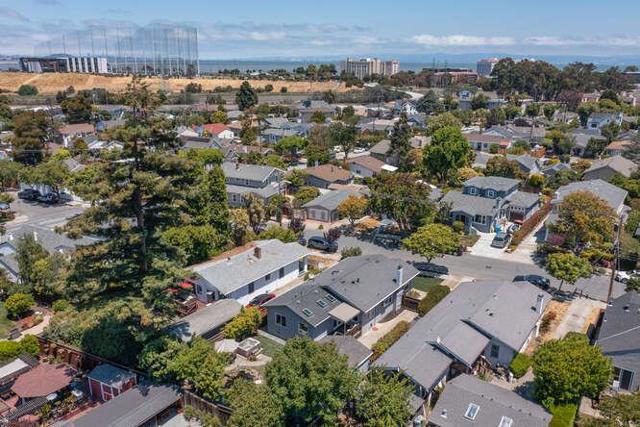 833 Linden Avenue, Burlingame CA: https://media.crmls.org/mediaz/d3667a25-a3eb-4aad-af45-aaccd3302ca6.jpg