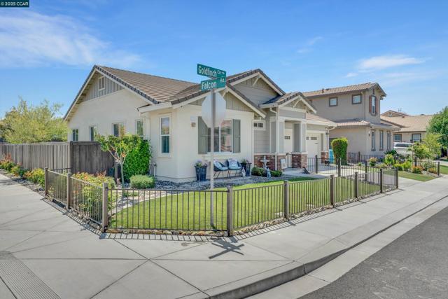 901 Goldfinch Cir, Vacaville CA: https://media.crmls.org/mediaz/d36687e2-4f1b-49f5-aad0-2f4761ba15fc.jpg