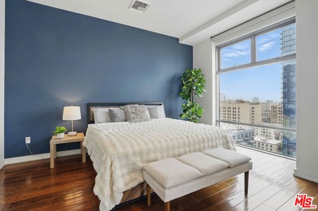 801 S Grand Avenue, Los Angeles CA: https://media.crmls.org/mediaz/d3675c5b-679b-499d-a9e2-20d11c9abdf1.jpg