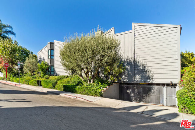880 Hilldale Avenue, West Hollywood CA: https://media.crmls.org/mediaz/d367babd-30e2-453c-aacd-b577179892b5.jpg