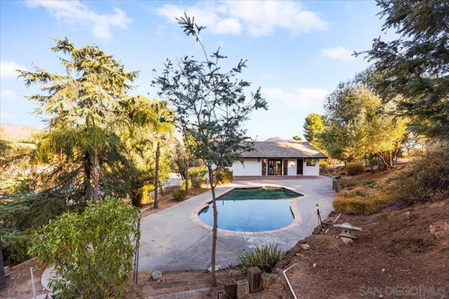 16310 Oak Springs Dr, Ramona CA: https://media.crmls.org/mediaz/d3681fba-ece5-4819-b81f-974c97b0ef33.jpg