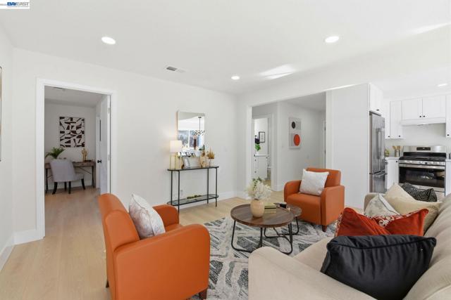 137 Tamarack Dr, Union City CA: https://media.crmls.org/mediaz/d36866d6-7cad-4bf4-aeef-e01857e54e87.jpg