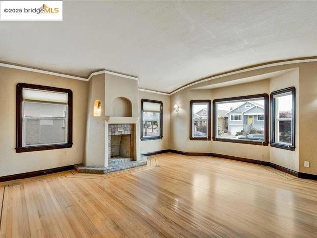 4211 Market St, Oakland CA: https://media.crmls.org/mediaz/d36870c8-3d7e-40af-8dca-02fa924ec264.jpg