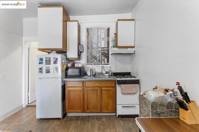 498 25th Street, Oakland CA: https://media.crmls.org/mediaz/d36a006d-9bef-440e-a4da-a1a6e137f9fb.jpg