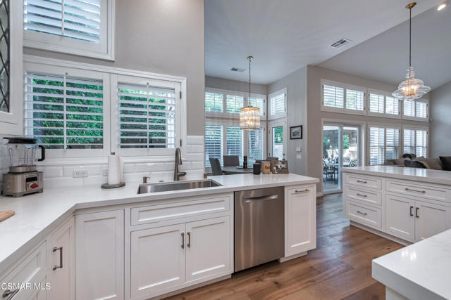 48 Golden Glen Drive, Simi Valley CA: https://media.crmls.org/mediaz/d36a3a3e-dd75-4126-bf4c-4eff6f3ec2bb.jpg