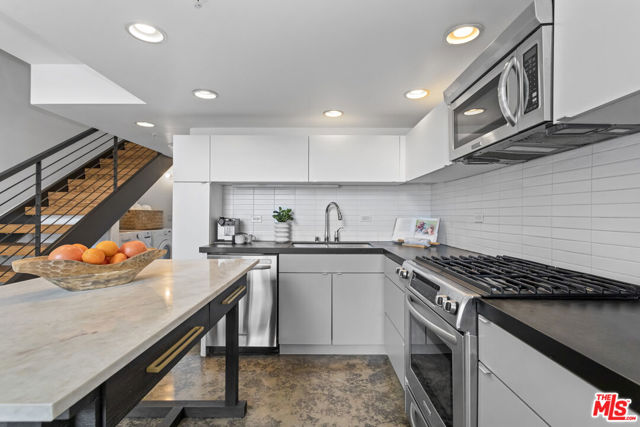 333 S Wilton Place, Los Angeles CA: https://media.crmls.org/mediaz/d36a790f-5e23-485f-9fb4-531b1044cfb3.jpg