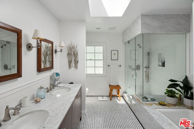 4658 Del Moreno Drive, Woodland Hills CA: https://media.crmls.org/mediaz/d36a8294-10ab-412d-92d6-33b0b6cb56ce.jpg