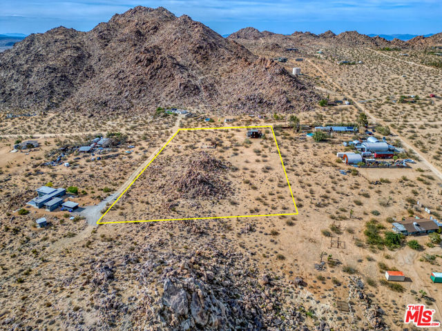 63131 Rocking Chair Road, Joshua Tree CA: https://media.crmls.org/mediaz/d36b091c-0112-47bd-812d-0ef53b295e3a.jpg