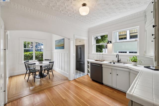 6040 LAWTON AVENUE, Oakland CA: https://media.crmls.org/mediaz/d36c8506-d0eb-49ce-8381-481cc6211277.jpg