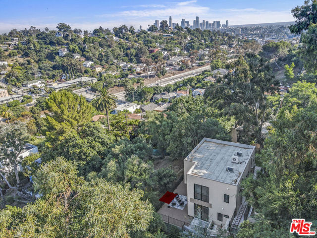 2315 Loma Vista Place, Los Angeles CA: https://media.crmls.org/mediaz/d36cba85-59f9-428d-878b-e7e0c8606acf.jpg