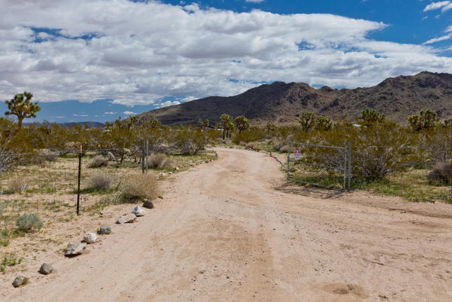 3663 Olympic Road, Joshua Tree CA: https://media.crmls.org/mediaz/d36d990b-1c0f-4a71-901b-0a1bc57214db.jpg