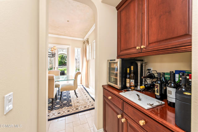 1008 N Country Club Drive, Simi Valley CA: https://media.crmls.org/mediaz/d36da4ac-e9e8-4965-be1a-5a81598b87c2.jpg
