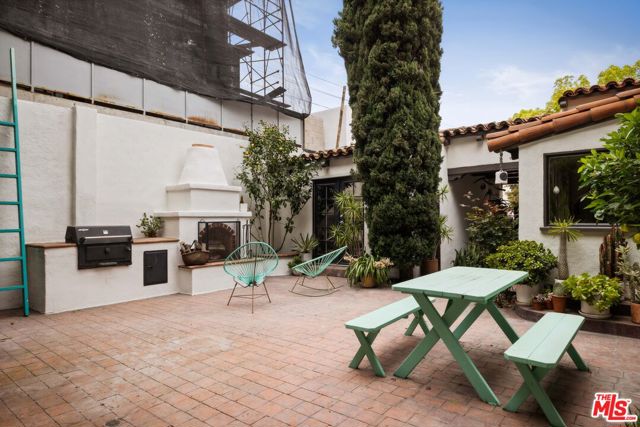 1012 Superba Avenue, Venice CA: https://media.crmls.org/mediaz/d36db217-297e-40a0-b962-242d6f7e8af4.jpg